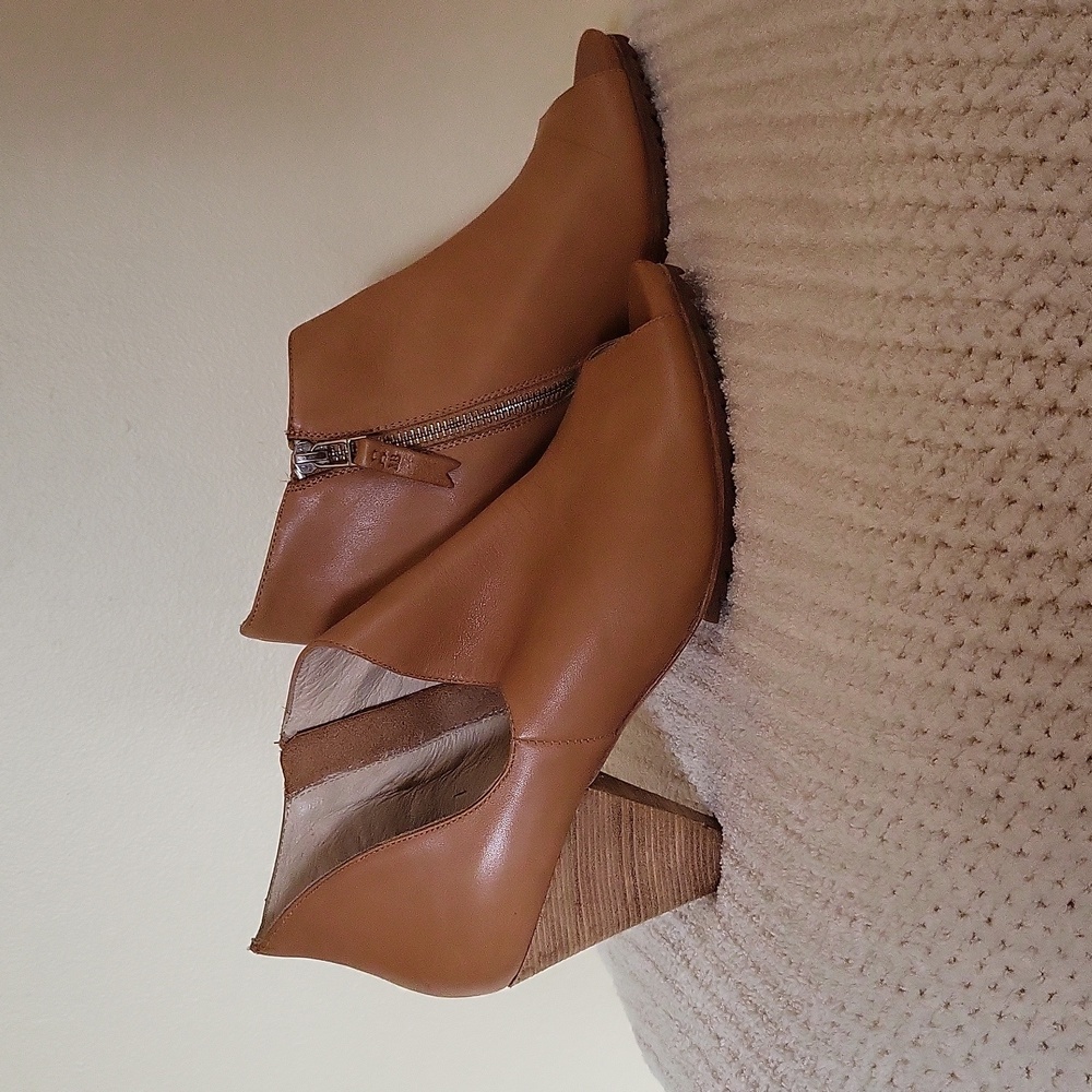 MATT BERNSON" JAGG" TAN LEATHER, SIZE 8, LIKE NEW🤗